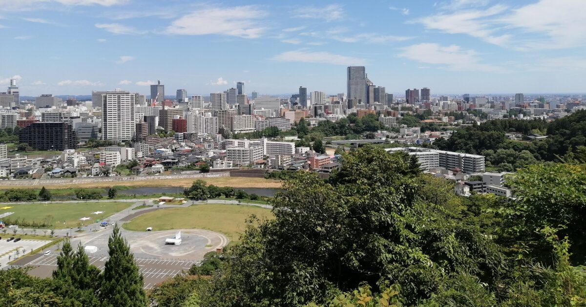 仙台市街地の高層ビルと自然の調和した風景