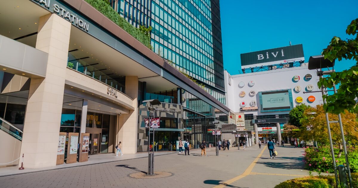 仙台駅東口周辺の商業施設と歩行者の様子