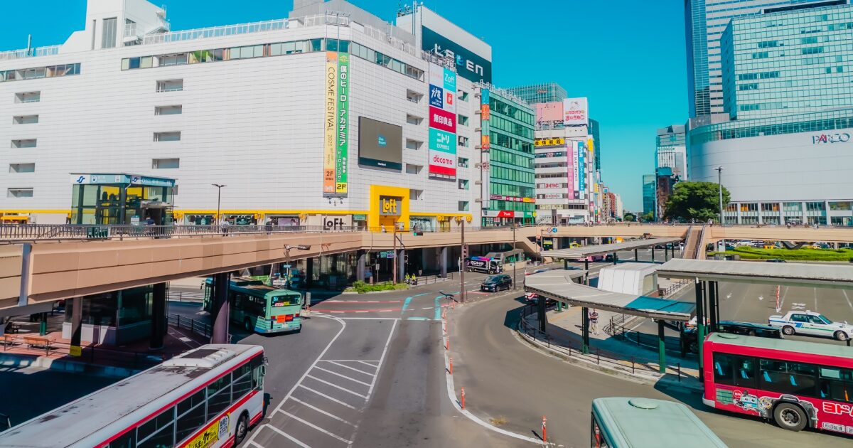 仙台駅西口のバスロータリーと商業ビル群