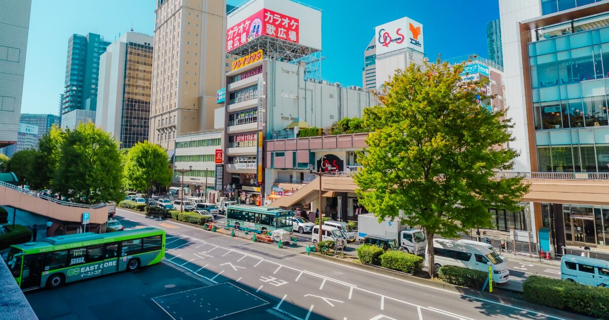 仙台駅前通りとバスと商業施設が並ぶ街並み