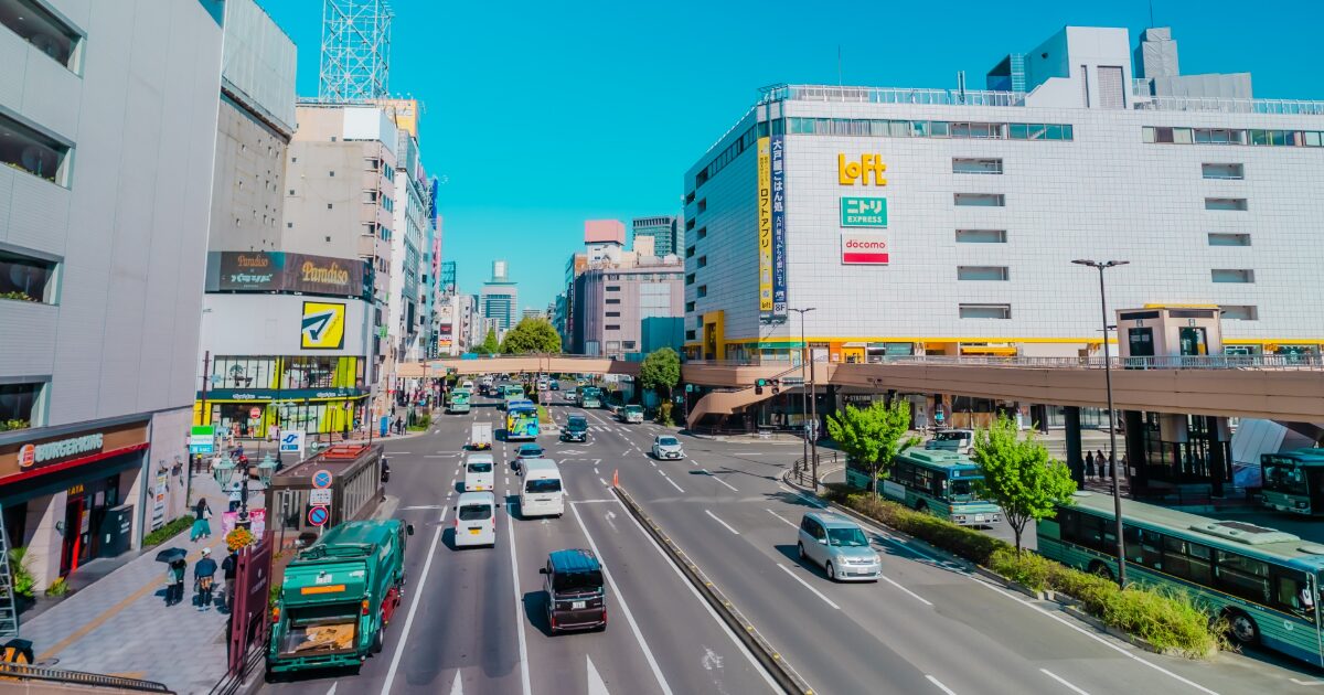 仙台市中心部の大通りと交差点の風景