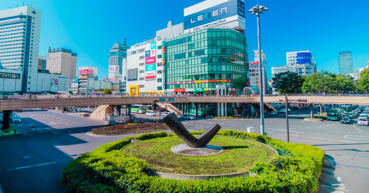 仙台駅前ロータリーのモニュメントと商業ビル群
