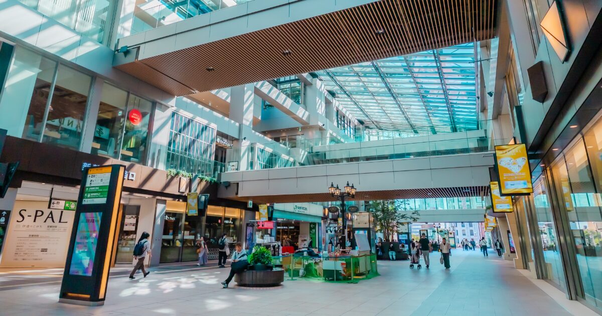 仙台駅構内の光差し込む商業施設エスパル