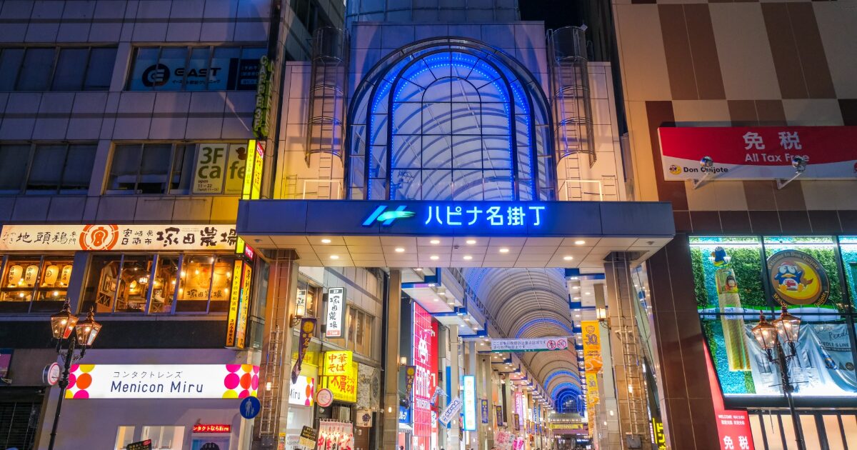 仙台市ハピナ名掛丁商店街の夜景とネオン看板