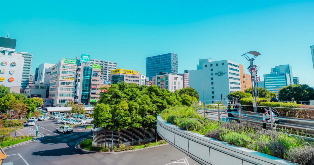 仙台駅東口ロータリーとオフィスビルが並ぶ風景