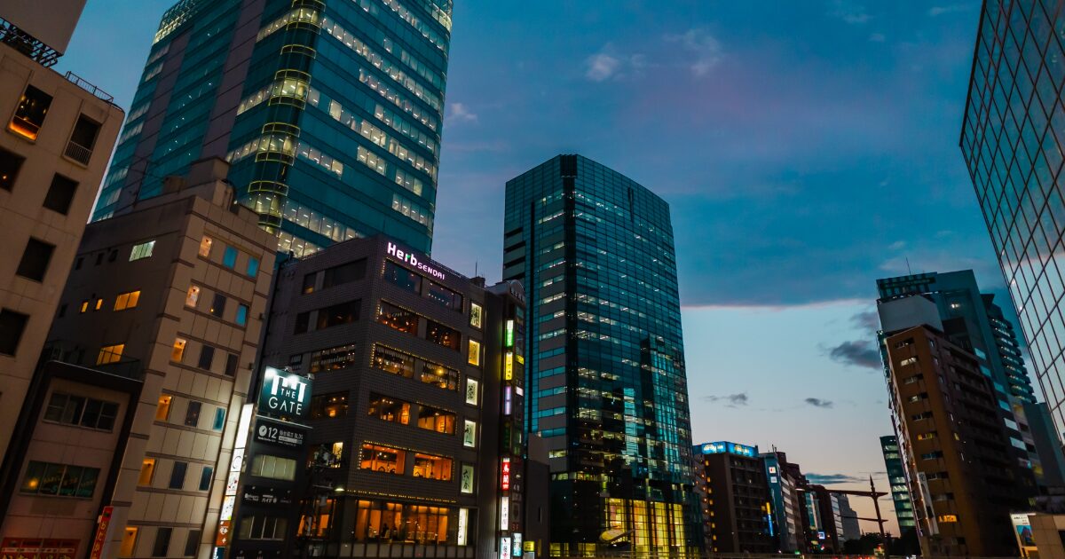 仙台市中心部の高層ビル群と夕暮れの空
