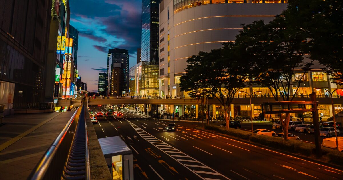 仙台駅周辺の夜景とライトアップされた商業施設