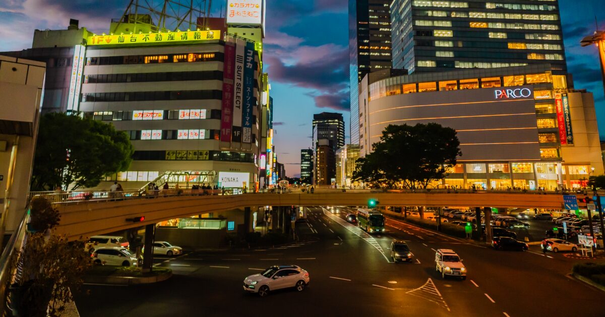 仙台駅前、PARCOと高層ビルが並ぶ交差点の夜景