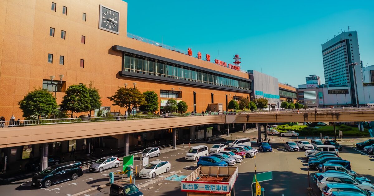 仙台駅前の駐車場と駅ビルの外観