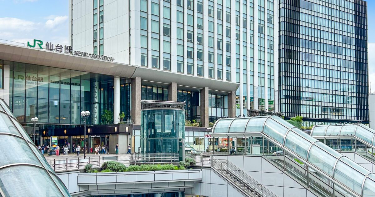 JR仙台駅西口の現代的な外観とペデストリアンデッキ