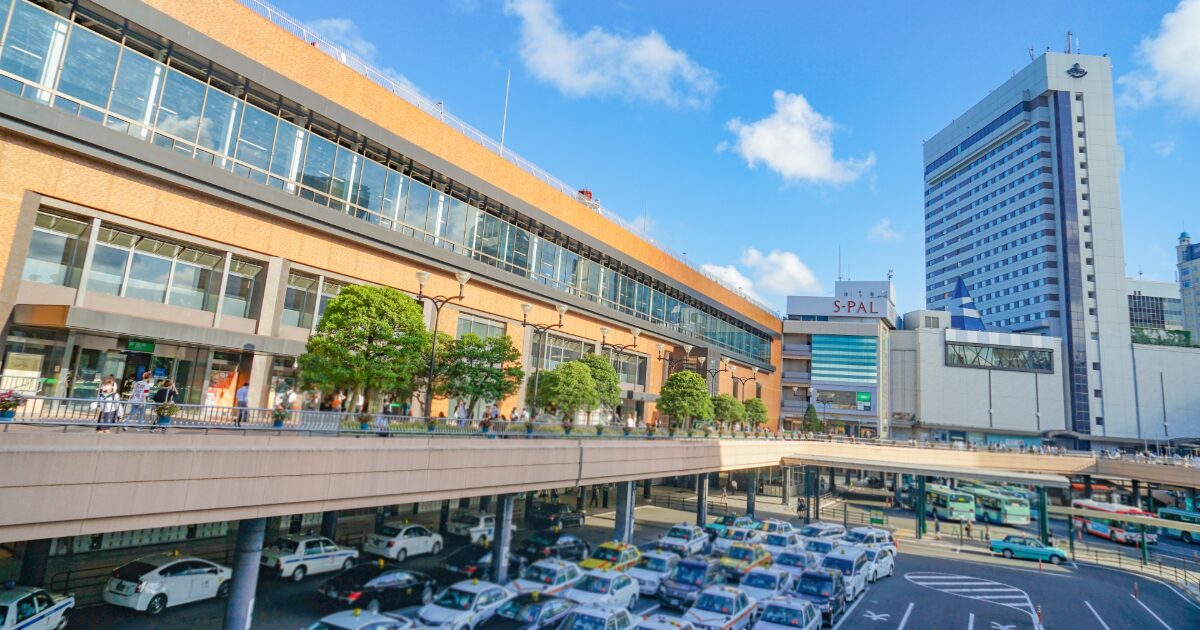 JR仙台駅東口とS-PAL、タクシーが並ぶ駅前の光景
