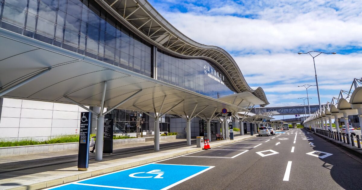 近代的な外観の仙台空港国際線ターミナルビルとロータリー