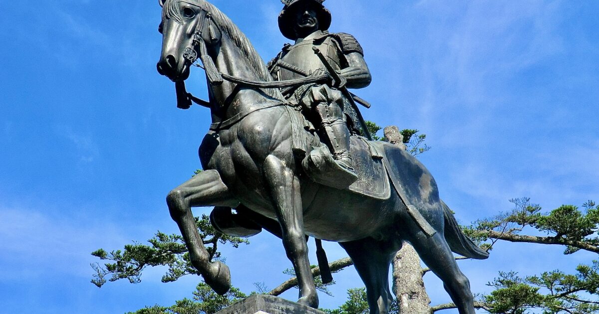 青空を背景にした伊達政宗騎馬像（仙台城跡）