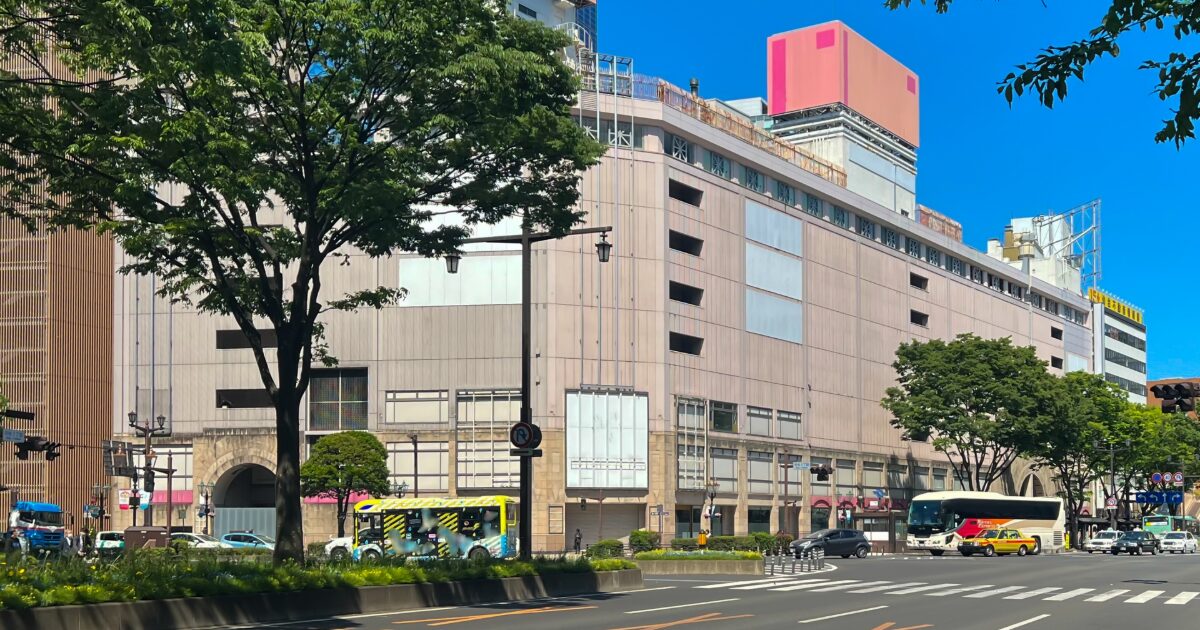 仙台市中心部の藤崎百貨店と青葉通の街並み