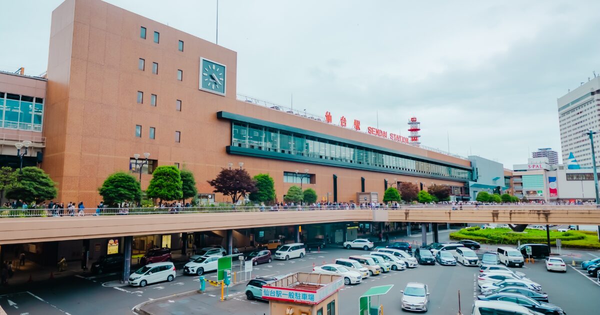 仙台駅西口とS-PALが見える駅前のにぎわい