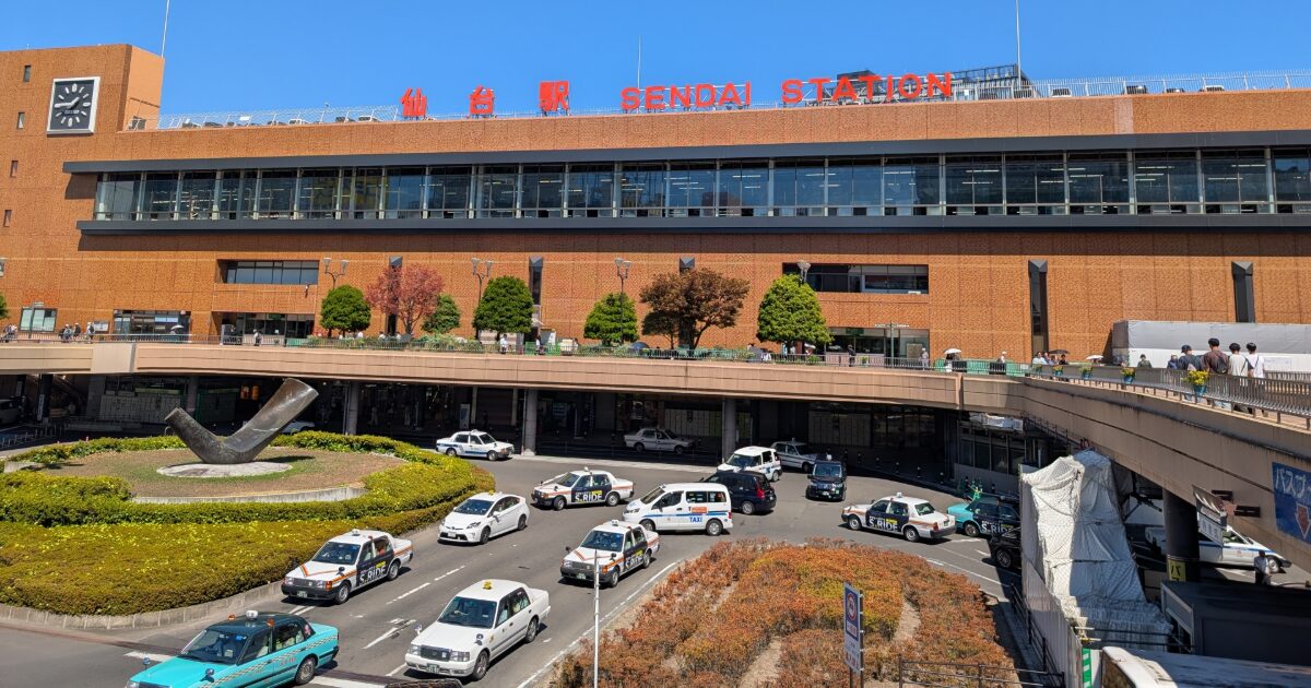 仙台駅西口とタクシーが並ぶロータリーの風景