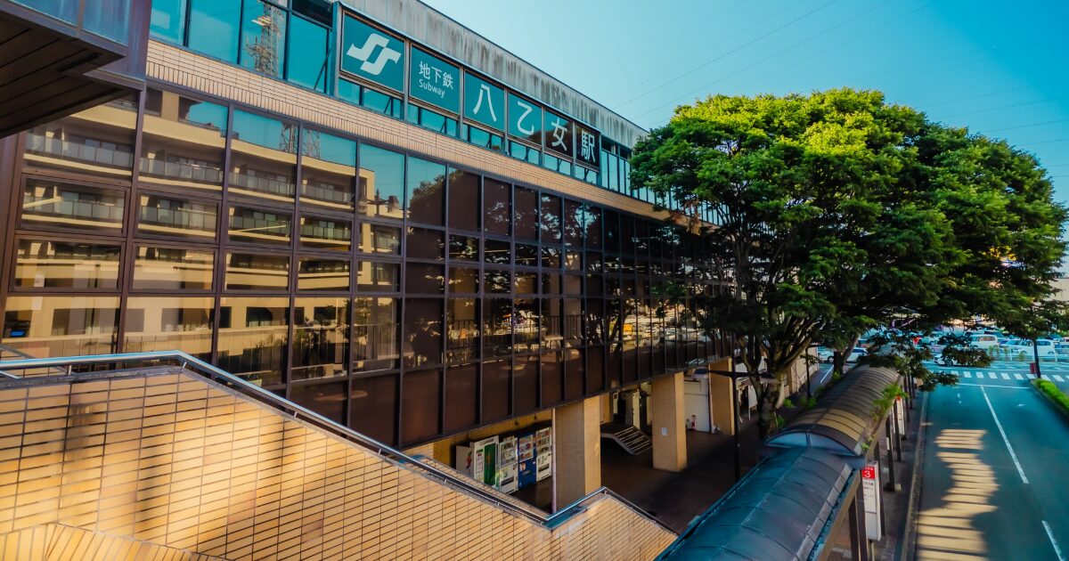 仙台市地下鉄八乙女駅の外観と周辺の街並み