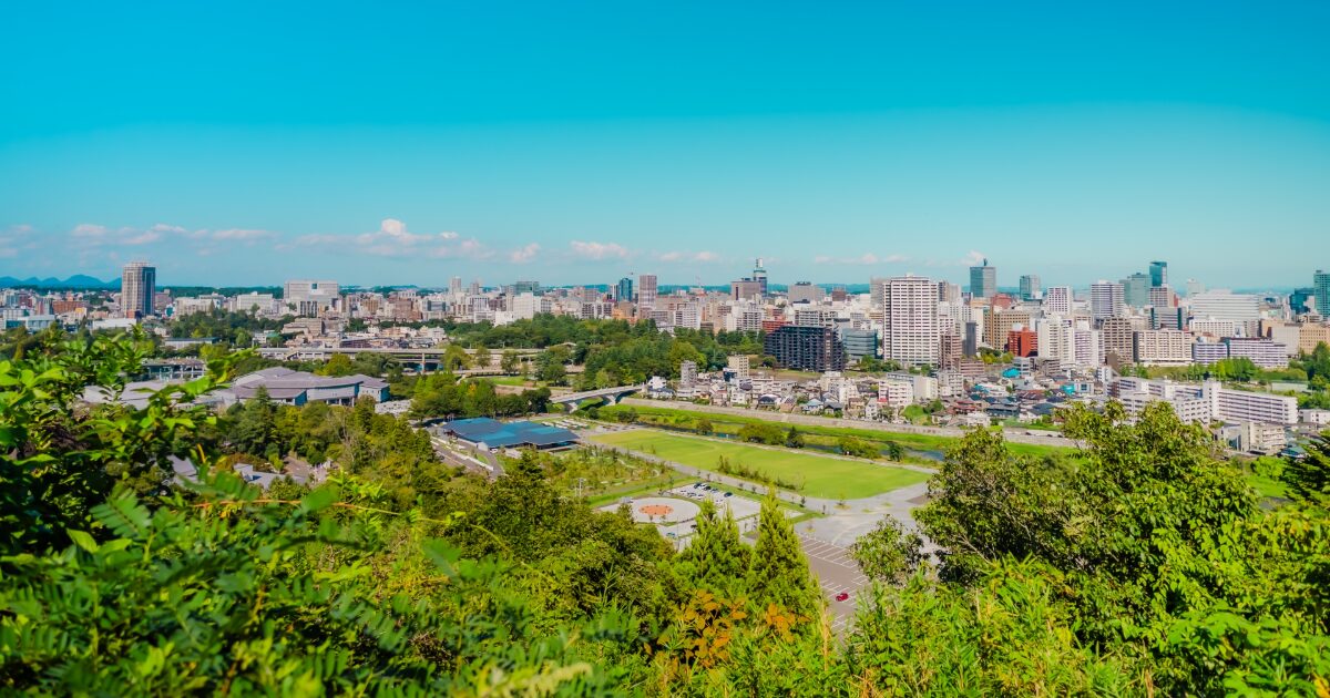 青空の下で望む仙台市中心部のパノラマ風景