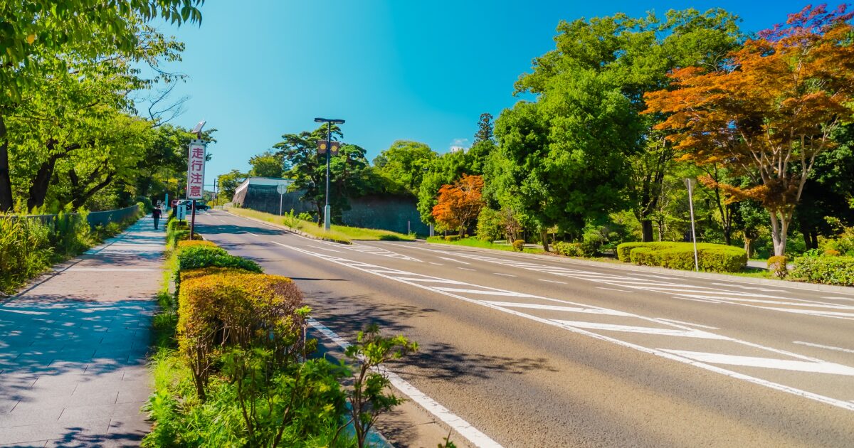 仙台城跡へ続く緑に囲まれた坂道の風景
