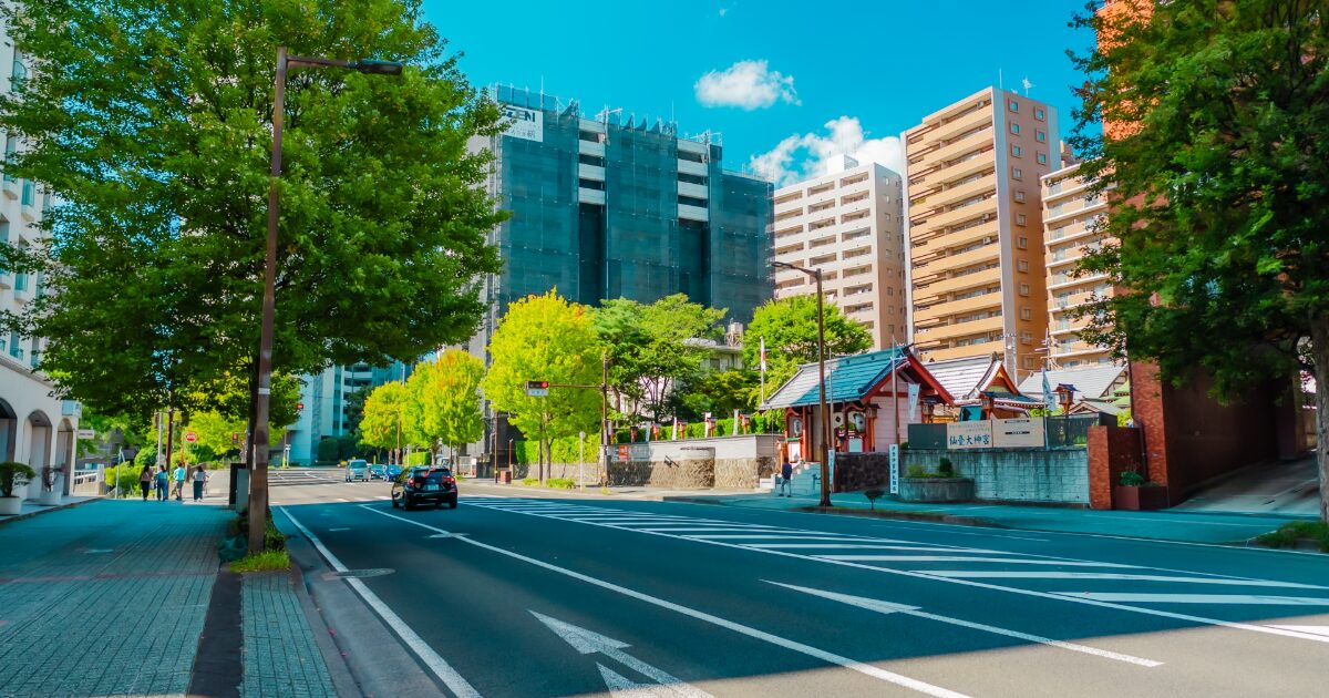 仙台市街地と山王神社前の道路風景
